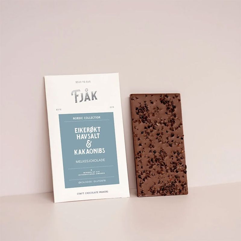 Fjåk Sjokolade - Eikerøkt salt & Kakaonibs melkesjokolade