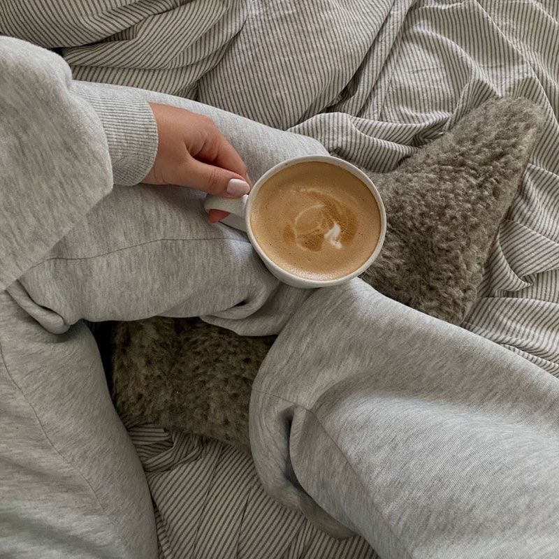 The Cozy Sheep - Høye ulltøfler - Lysegrå